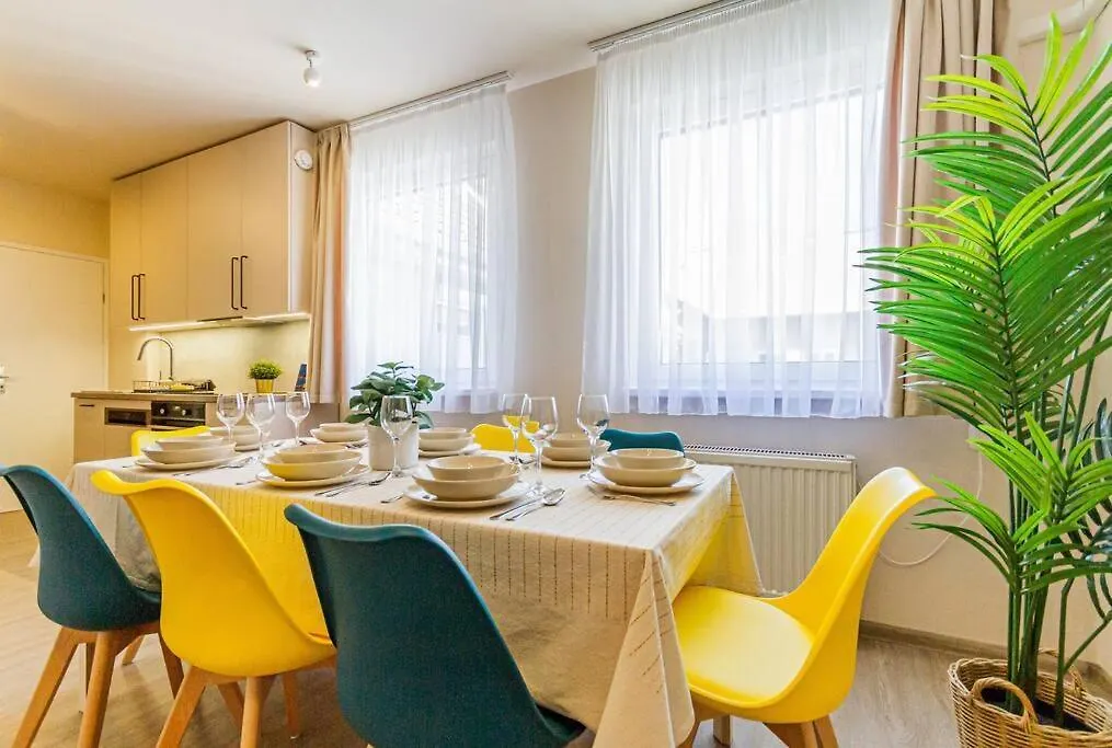 Roomy Apartment 80Sqm At City Center Free Parking Space, Ac & Balcony, Separate Ac In All Four Rooms Budapest