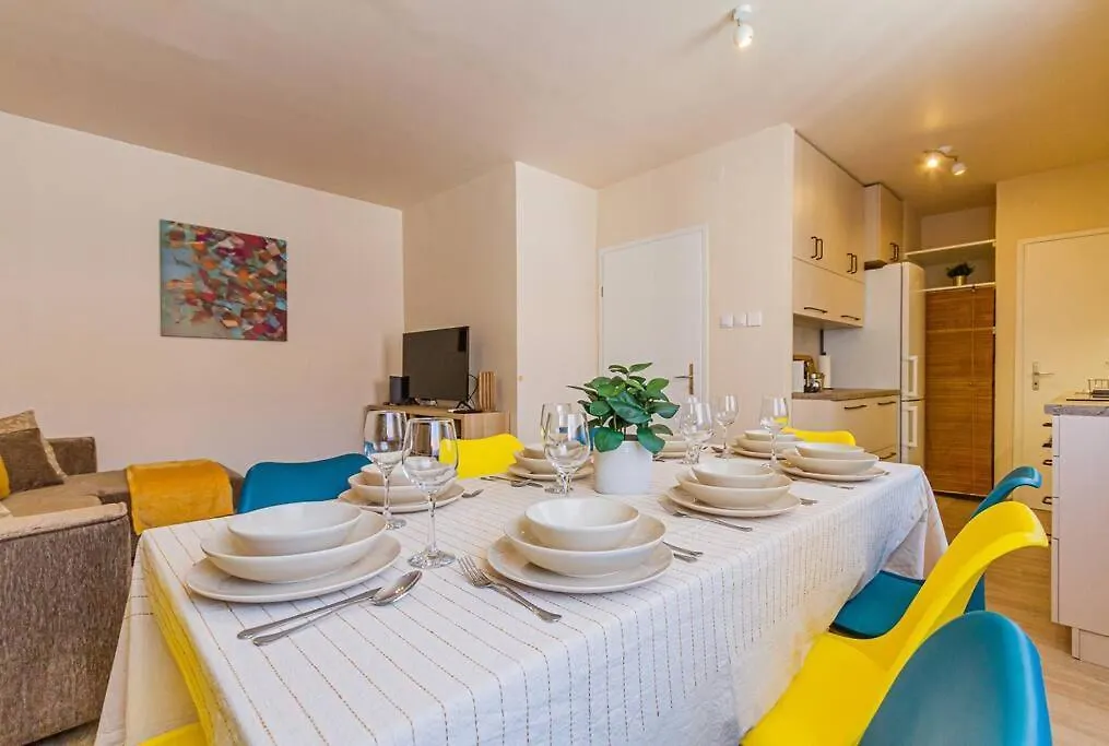 Roomy Apartment 80Sqm At City Center Free Parking Space, Ac & Balcony, Separate Ac In All Four Rooms Budapest Hungary