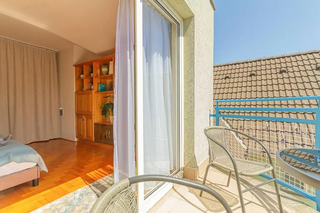 Roomy Apartment 80Sqm At City Center Free Parking Space, Ac & Balcony, Separate Ac In All Four Rooms Budapest