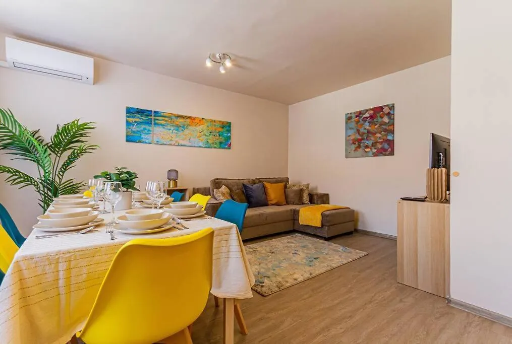 Roomy Apartment 80Sqm At City Center Free Parking Space, Ac & Balcony, Separate Ac In All Four Rooms Budapest 0*,