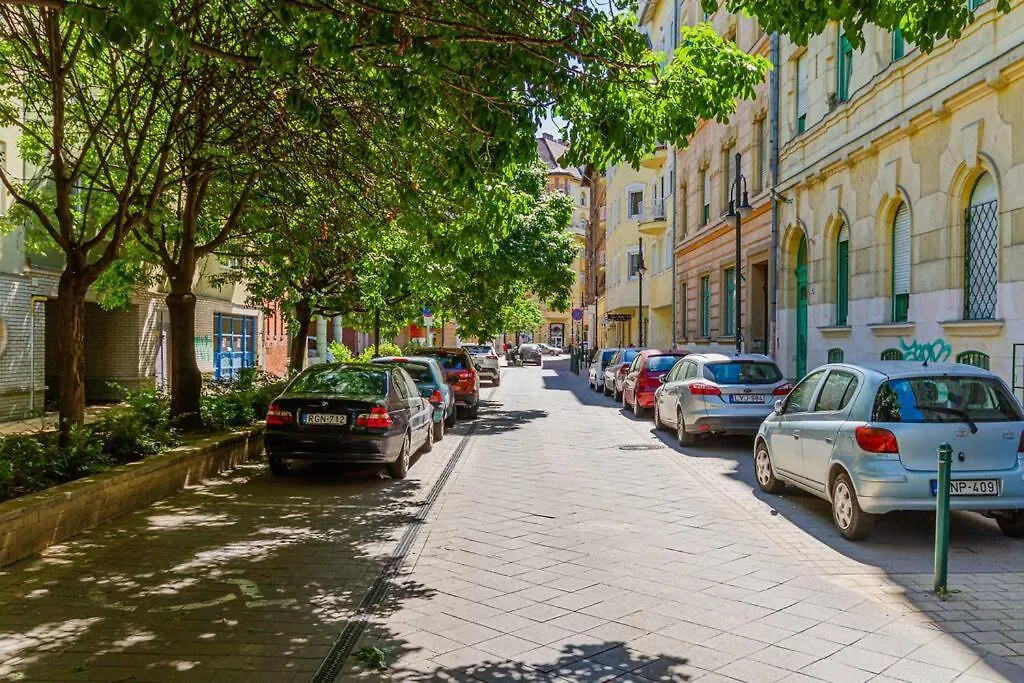 Roomy Apartment 80Sqm At City Center Free Parking Space, Ac & Balcony, Separate Ac In All Four Rooms Budapest